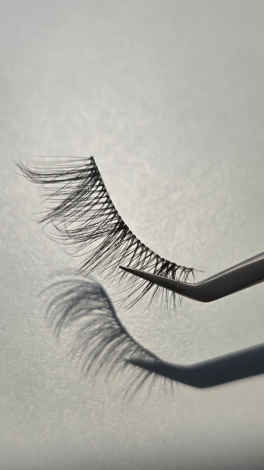 Real Y1031 lash tray — single lash detail